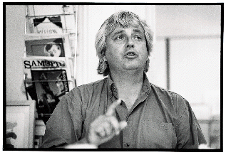 [Billede: Mand der taler]