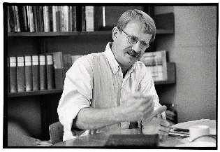 [Billede: Mand der forklarer]