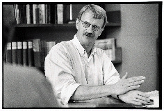 [Billede: Mand der forklarer]