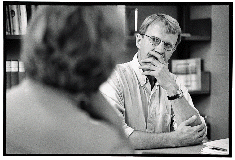 [Billede: Mand der forklarer]