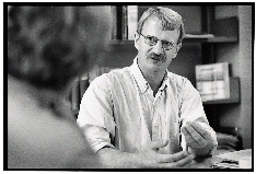 [Billede: Mand der forklarer]