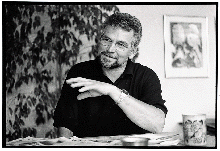 [Billede: Mand forklarer 1]