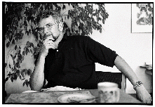 [Billede: Mand forklarer 2]