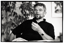 [Billede: Mand forklarer 3]