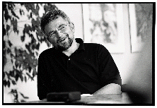 [Billede: Mand forklarer 4]