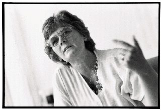 [Billede: Kvinde der taler]