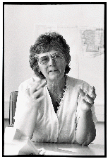 [Billede: Kvinde der forklarer 2]