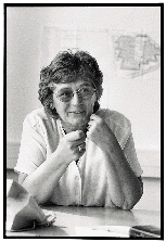 [Billede: Kvinde der forklarer 1]