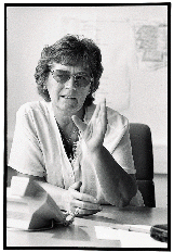 [Billede: Kvinde der forklarer]