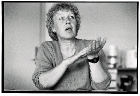 [Billede: Kvinde i interview 1]