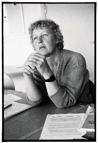 [Billede: Kvinde forklarer]