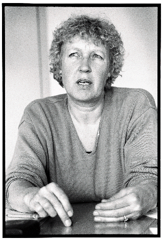 [Billede: Kvinde forklarer]