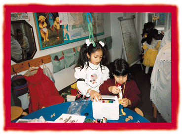 [Billede: B&oslash;rn der klipper og klistrer]