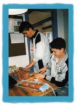 [Billede: Elever der laver mad]