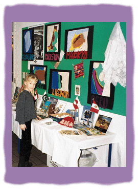 [Billede: Pige ved udstilling]