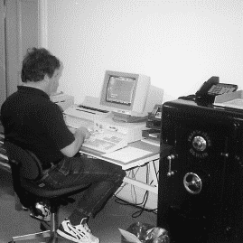 [Billede: Mand, som sidder med ryggen til, ved en computer.]