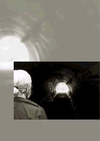 [Billede: En person kigger ind i en lang, mørk tunnel, og kan se lyset i den anden ende.]