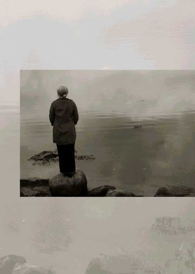 [Billede: Person, som står på en sten og kigger ud over vandet.]