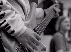 [Billede: Person, som spiller guitar. Man kan kun se personens hænder, og så guitaren.]