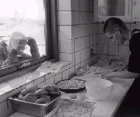 [Billede: En elev står i et køkken, og en anden kigger ind af vinduet.]
