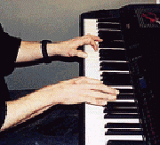 [Billede: Person som spiller klaver.]