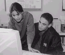 [Billede: To elever ved en computer.]
