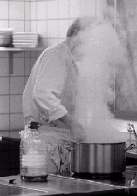 [Billede: Elev i et køkken. Masser af damp stiger op fra en gryde.]
