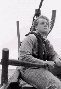 [Billede: Elev sidder ved roret i et vikingeskib.]