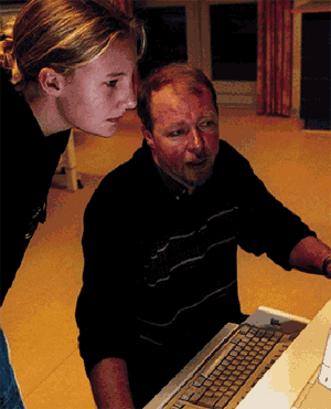 [Billede: En lrer og en elev ved en computer]