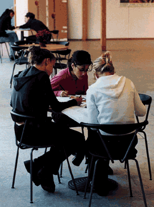 [Billede: Tre strre elever ved et bord.]