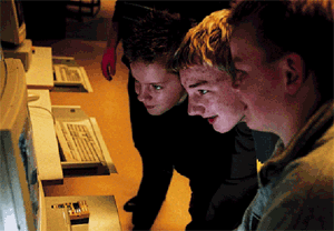 [Billede: Tre personer ved en computer]