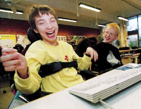 [Billede: Her ses to særdeles glade drenge, der sidder sammen foran en computer.]