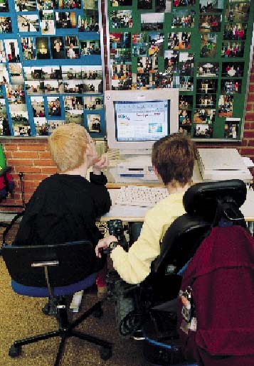 [Billede: Her ses to drenge, der sidder foran en computer.]
