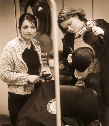 [Billede: Her ses to frisør-lærlinge.] 