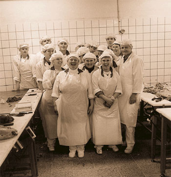 [Billede: Her ses en hel gruppe slagter-lærlinge.]