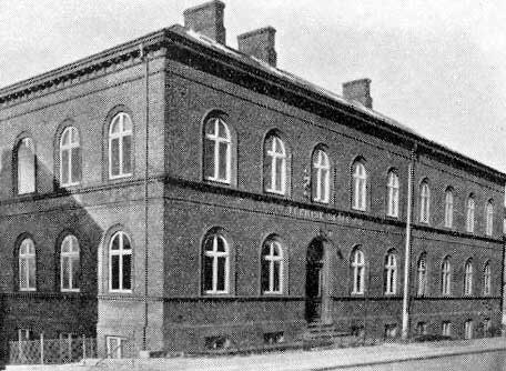 [Billede: Her ses Gren Tekniske Skole efter tilbygningen i 1937 .]