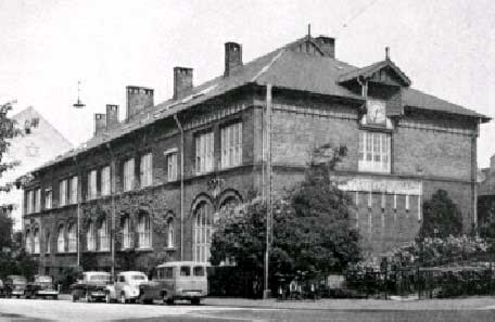 [Billede: Her ses Christiansgades Pigeskole, som blev overtaget af Aarhus Kbmandsskole i slutningen af 1950'erne.]