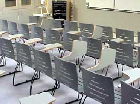 [Billede: Her ses et auditorie med stole med skrivepulte.]