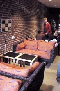 [Billede: Her ses en gang med sofaer og borde.]