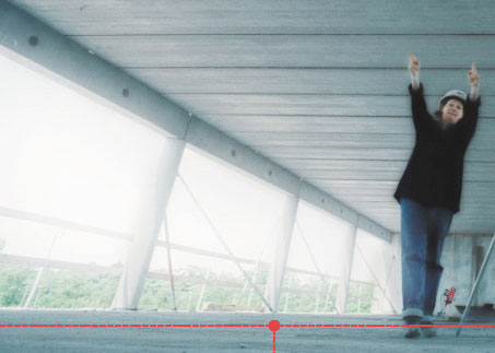 [Billede: Her ses en kvinde, der gr med hvede arme og strakte pegefingre i en bygning, som er under konstruktion.]