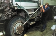 [Billede: Her ses et billede af en elev der afmonterer et hjul på en lastbil]