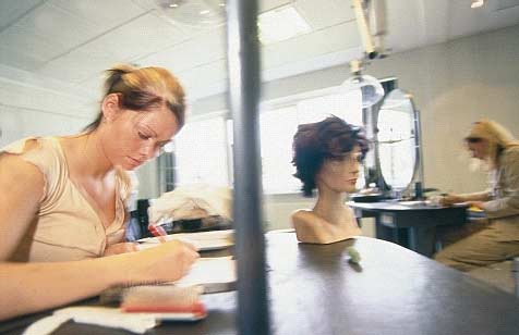 [Billede: Her ses en elev, som sidder og skriver ved et bord.]
