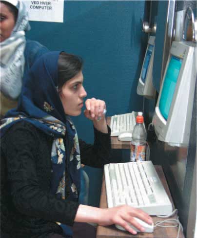 Muslimsk kvinde arbejder på computer