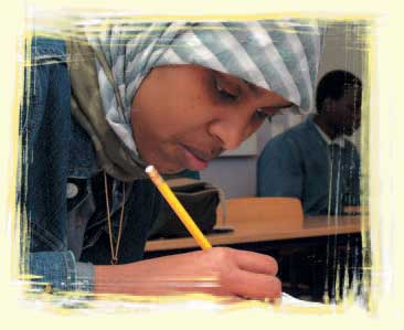 Ung somalisk pige sidder og skriver