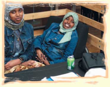 To unge indvandrerpiger slapper af i kantine